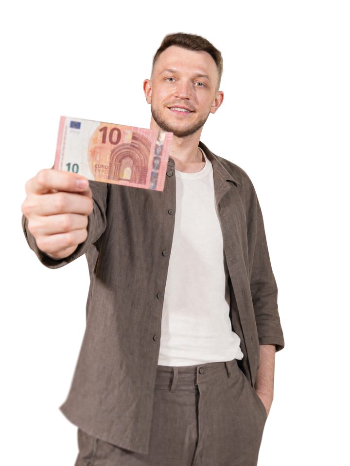 Андрій тримає 10€